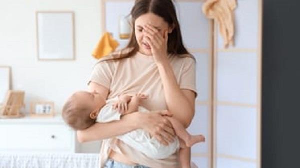 عبارات تسبب ألم نفسياً للأم بعد الولادة.. وأخرى تصنع فرقاً إيجابياً