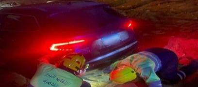 استجابة فورية من الحماية المدنية لاستخراج سيارة غائرة بالرمال بالشروق