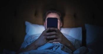احذر.. تصفح الهاتف ليلا قد يضر صحتك