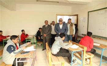 في أول أيام امتحانات الشهادة الإعدادية.. محافظ الوادي الجديد يتفقّد عدد من اللجان بإدارة الخارجة التعليمية 