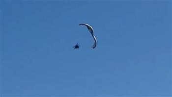 لحظات غريبة.. مظلي يسقط من السماء إلى قلب المحيط (فيديو)