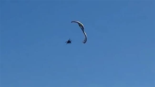 لحظات غريبة.. مظلي يسقط من السماء إلى قلب المحيط (فيديو)