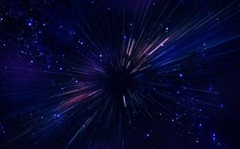 علماء يحلّون لغز النقاط الحمراء الصغيرة الغامضة في أرجاء الكون