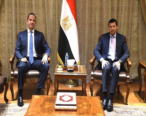 وزير الرياضة يبحث مع شركة استادات ونائب المتحدة للرياضة دعم الاتحادات   