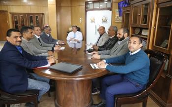 رئيس جامعة قنا يعقد اجتماعا لإطلاق تطبيق الحوكمة الإلكترونية لأنشطة رئيس الجامعة