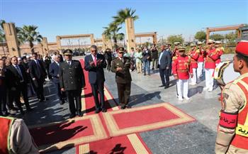محافظ أسوان يضع إكليل الزهور على النصب التذكاري احتفالا بالعيد القومى للمحافظة 