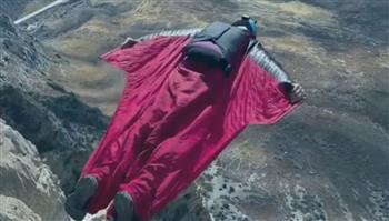 فيديو.. قفزة جنونية تنهي حياة طيار بـ"بدلة مجنّحة"