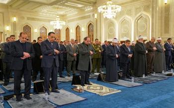 الرئيس السيسي يؤدي صلاة الفجر بمسجد العزيز الحكيم بالمقطم إيذانًا بافتتاحه (صور)