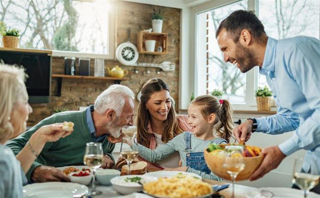 لماذا لا يأكل بعض الأشخاص قبل الآخرين؟.. سمات نفسية تميزهم
