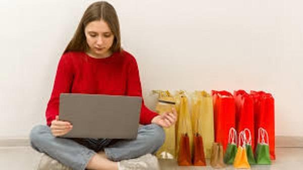 دراسة تؤكد.. التسوق الإلكتروني يزيد من توتر المرأة