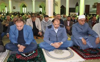 محافظ سوهاج يؤدي صلاة الجمعة بمسجد الشرطة.. ويلتقي عددا من المصلين