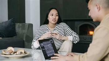 كيف تبنين علاقة زوجية سعيدة مع شريك مشغول؟