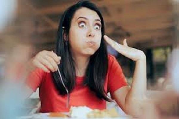 هل الأطعمة الحارة تؤثر على صحة الأمعاء؟ أطباء يوضحون