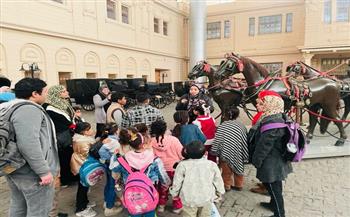 أتوبيس الفن يقدم أنشطة متنوعة للأطفال في جولة جديدة بمتحف المركبات الملكية