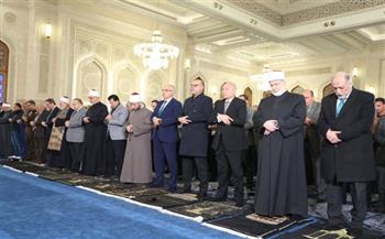 بمشاركة عدد من الوزراء والقيادات الدينية.. وزير الأوقاف يؤدي صلاة الجمعة بمسجد العزيز الحكيم 
