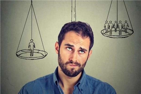 7 عبارات تكشف الشخص الأناني في محادثاته اليومية