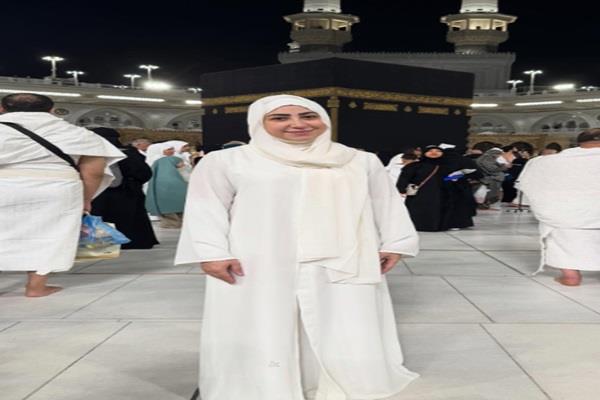 بوسي تؤدي أداء مناسك العمرة: اللهم تقبل مني  