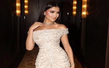 مي عمر بإطلالة فريدة بالأبيض