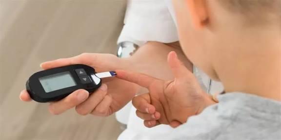 كيف يتعامل الطفل مريض السكري مع نزلات البرد ؟