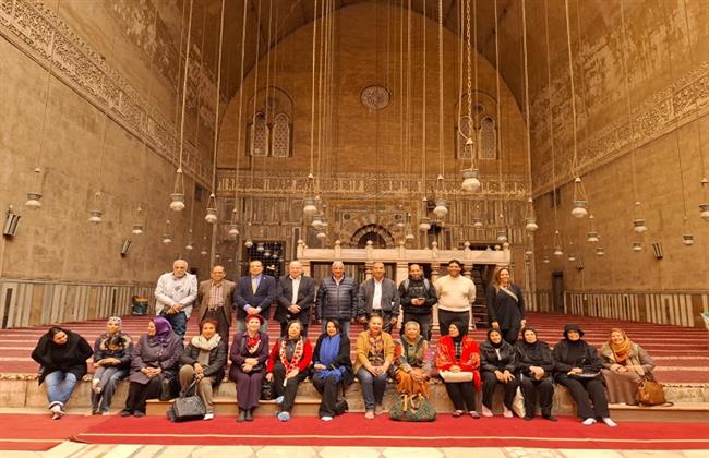 أصدقاء صالون نفرتيتي الثقافي في جولة بين مسجدي السلطان حسن والرفاعي