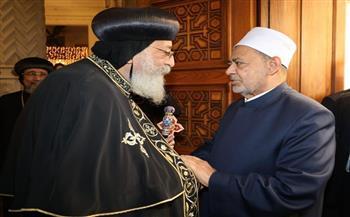 شيخ الأزهر يجري اتصالًا هاتفيًا بالبابا تواضروس الثاني للاطمئنان على صحته