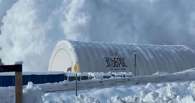 فيديو يحبس الأنفاس.. انهيار جليدي مرعب في روسيا يفاجئ السياح