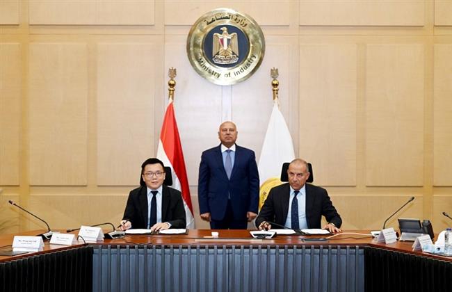 باستثمارات 350 مليون دولار.. وزير الصناعة يشهد توقيع عقد إنشاء مجمع صناعي للغزل والنسيج 