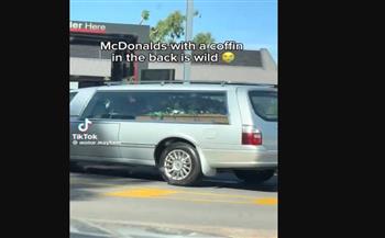 الوجبة الأخيرة.. سيارة جنازات تتوقف أمام مطعم شهير