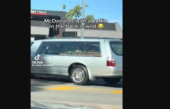 الوجبة الأخيرة.. سيارة جنازات تتوقف أمام مطعم شهير