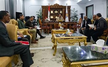 محافظ قنا يبحث توصيل الكهرباء لتغذية مدينة الأمل وقنا جاردنز والمنطقة الحرفية بالعقب بقوص