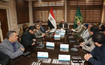 محافظ القليوبية يعقد إجتماعاً مع مستثمري المنطقة الإستثمارية ببنها لبحث مطالبهم وحل مشكلاتهم