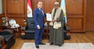  محافظ كفرالشيخ يُسلّم 6 عقود تقنين أراضي أملاك دولة للمستفيدين من المواطنين