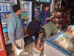 حملة موسعة للسلامة الغذائية بالزرقا لضبط الأسواق وإعدام أغذية غير صالحة