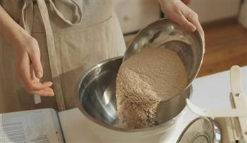 سر المعجنات الناجحة يبدأ من الدقيق.. كيف تختارين النوع الصحيح دون حيرة؟