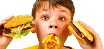 تعرفي على أضرار الوجبات السريعة على أطفالك