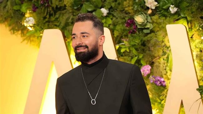 أحمد حاتم يودع 2025 بأداء العمرة   