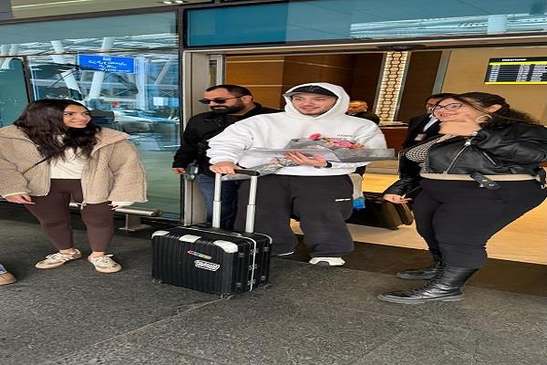 استقبال حافل بالورود لـ الشامي في مطار القاهرة قبل حفله بالزمالك