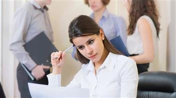 لماذا تفضل بعض النساء العمل وسط الضوضاء؟.. سمات نفسية تميزهم 