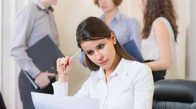 لماذا تفضل بعض النساء العمل وسط الضوضاء؟.. سمات نفسية تميزهم 