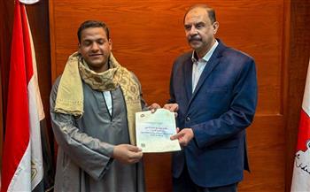 محافظ سوهاج يسلم 30 عقدا لتقنين أراضي أملاك الدولة للمواطنين 