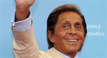 عاشق اللون الأحمر.. وفاة مصمم الأزياء الإيطالي الشهير فالنتينو