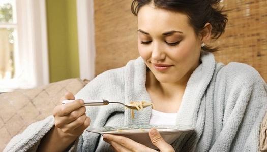 الجلوس فى المنزل من اسباب زيادة الوزن فى الشتاء!