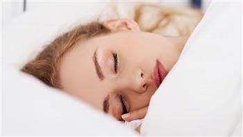 أضرار النوم بالمكياج على البشرة