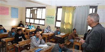 محافظ أسوان يتابع سير امتحانات الفصل الدراسي الأول للشهادة الإعدادية