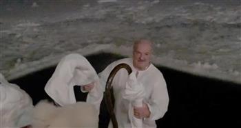 فيديو.. رئيس بيلاروسيا يحتفل بعيد الغطاس في حوض جليدي