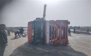 محافظ الدقهلية يؤكد سرعة الاستجابة ورفع تريلا من أعلى كوبري طريق السنبلاوين الجديد وإعادة الحركة المرورية