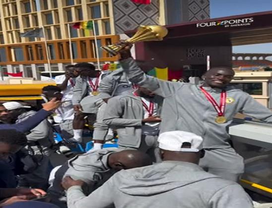 بأتوبيس مكشوف.. منتخب السنغال يحتفل مع الجماهير بكأس أمم أفريقيا