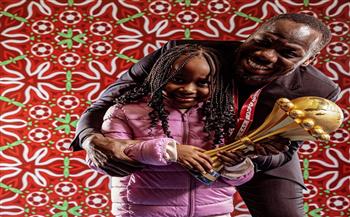 مدرب السنغال يحتفل بكأس أمم أفريقيا مع ابنته