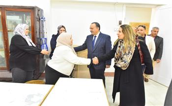 محافظ أسيوط ونائب وزير الاتصالات يتفقدان مركز "خان الخليلي" لتدريب الحرف التراثية بمركز الفتح