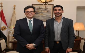 وزير الثقافة يلتقي المخرج كريم الشناوي لبحث التعاون ودعم التجارب السينمائية الشابة